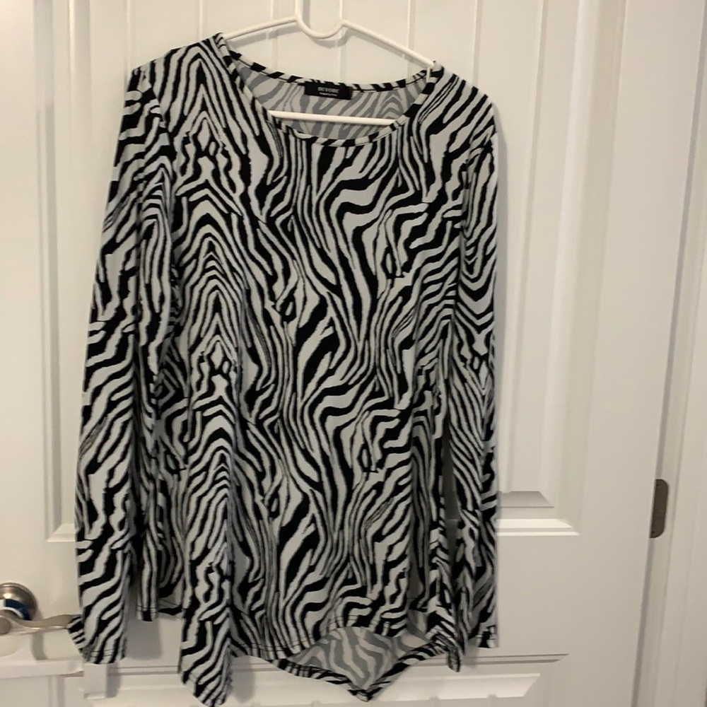 Long sleeves, shaped bottom, animal print